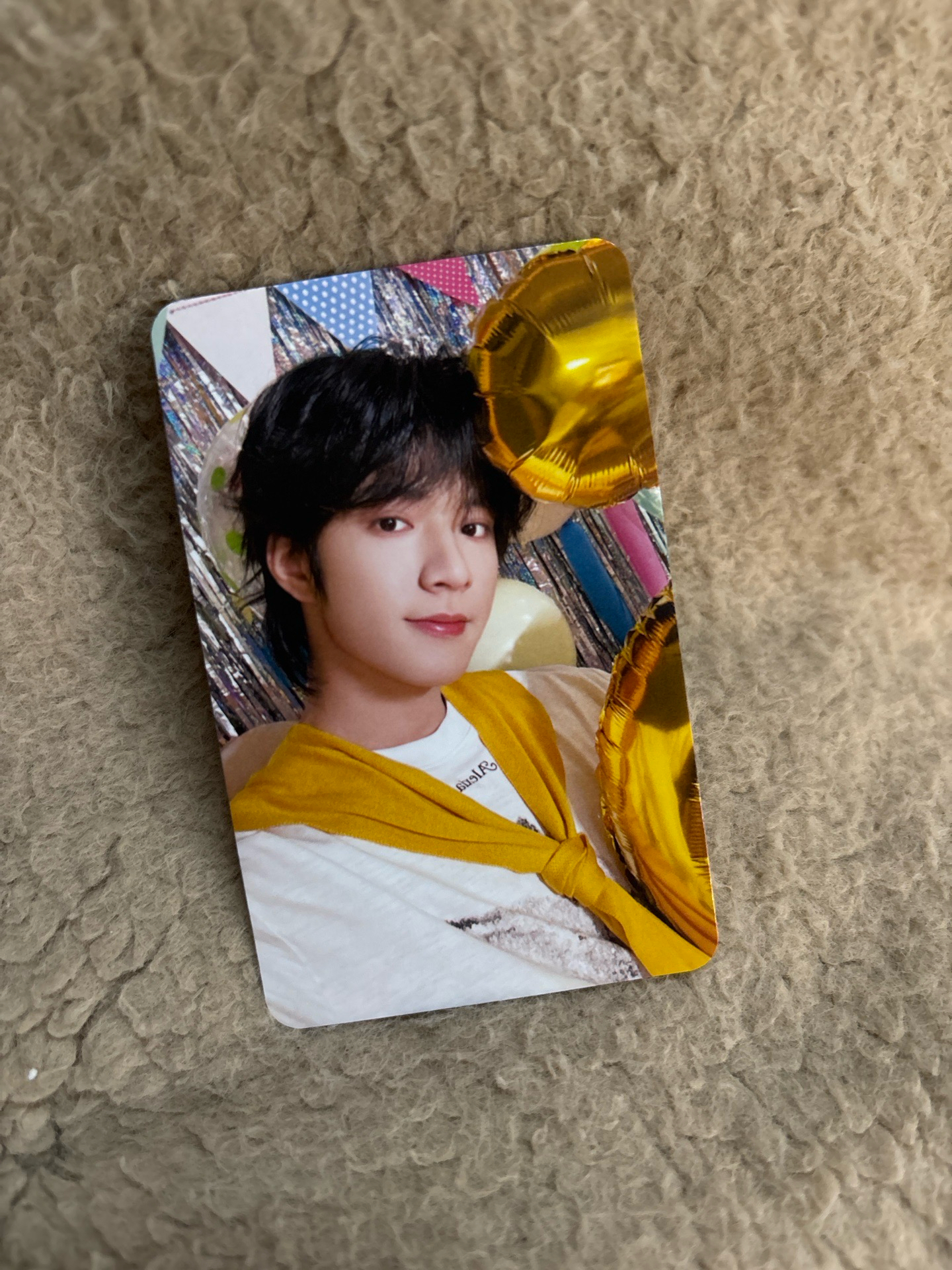 劉耀文（衣服處有廠損，對光可見）