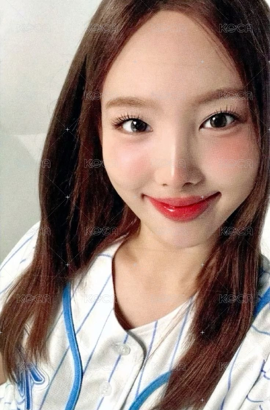 TWICE 九週年線下滿額卡 