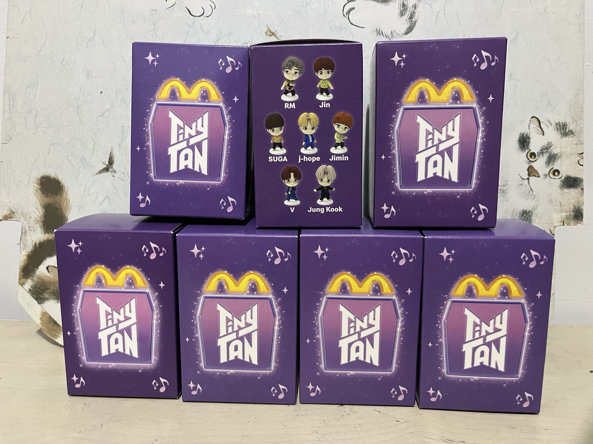 BTS 海外聯名限定公仔 （含卡）