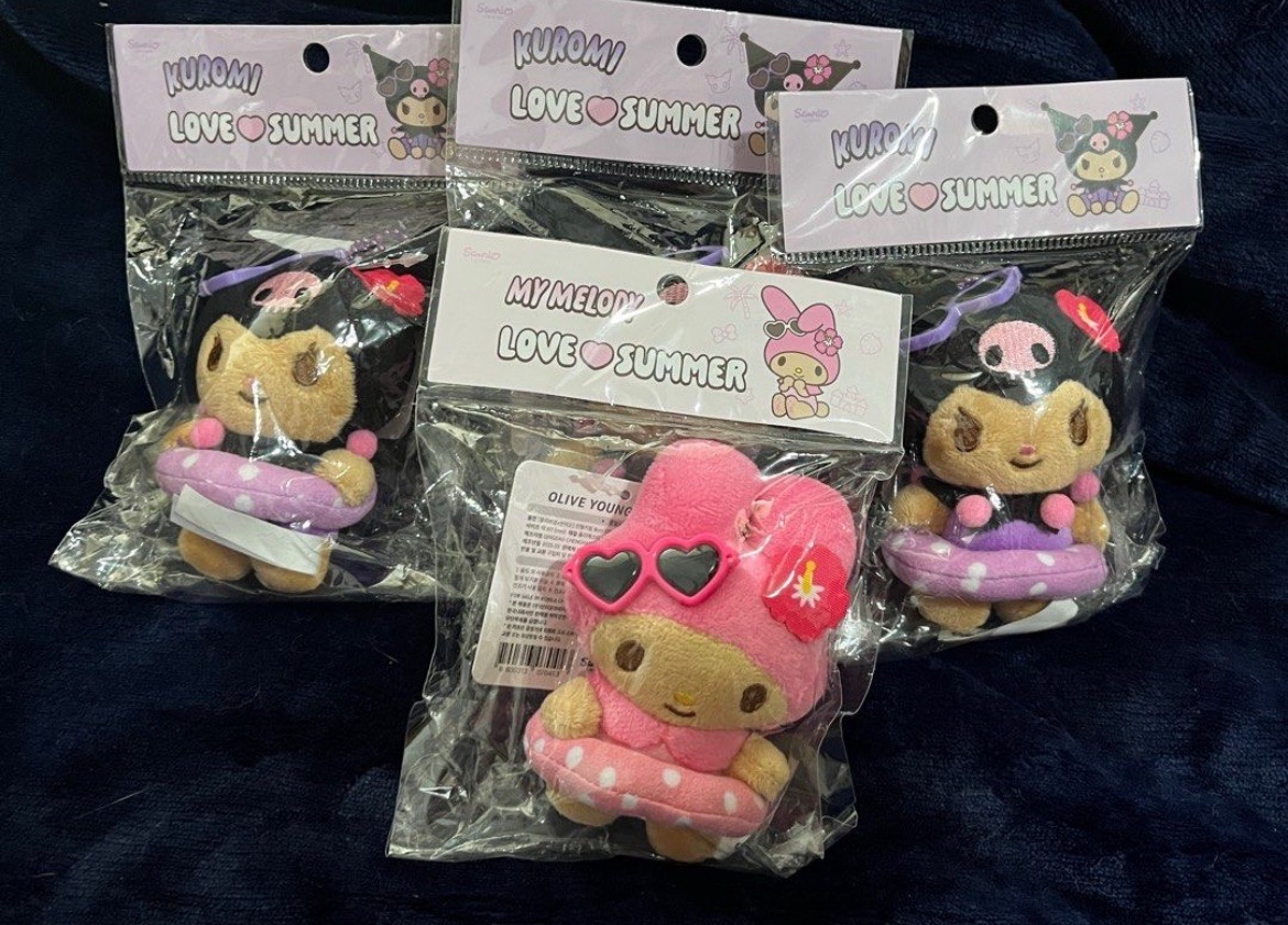 ￼OLIVE YOUNG x SANRIO 三麗鷗家族聯名 曬黑吊飾 泳圈 夏日黑皮 墨鏡