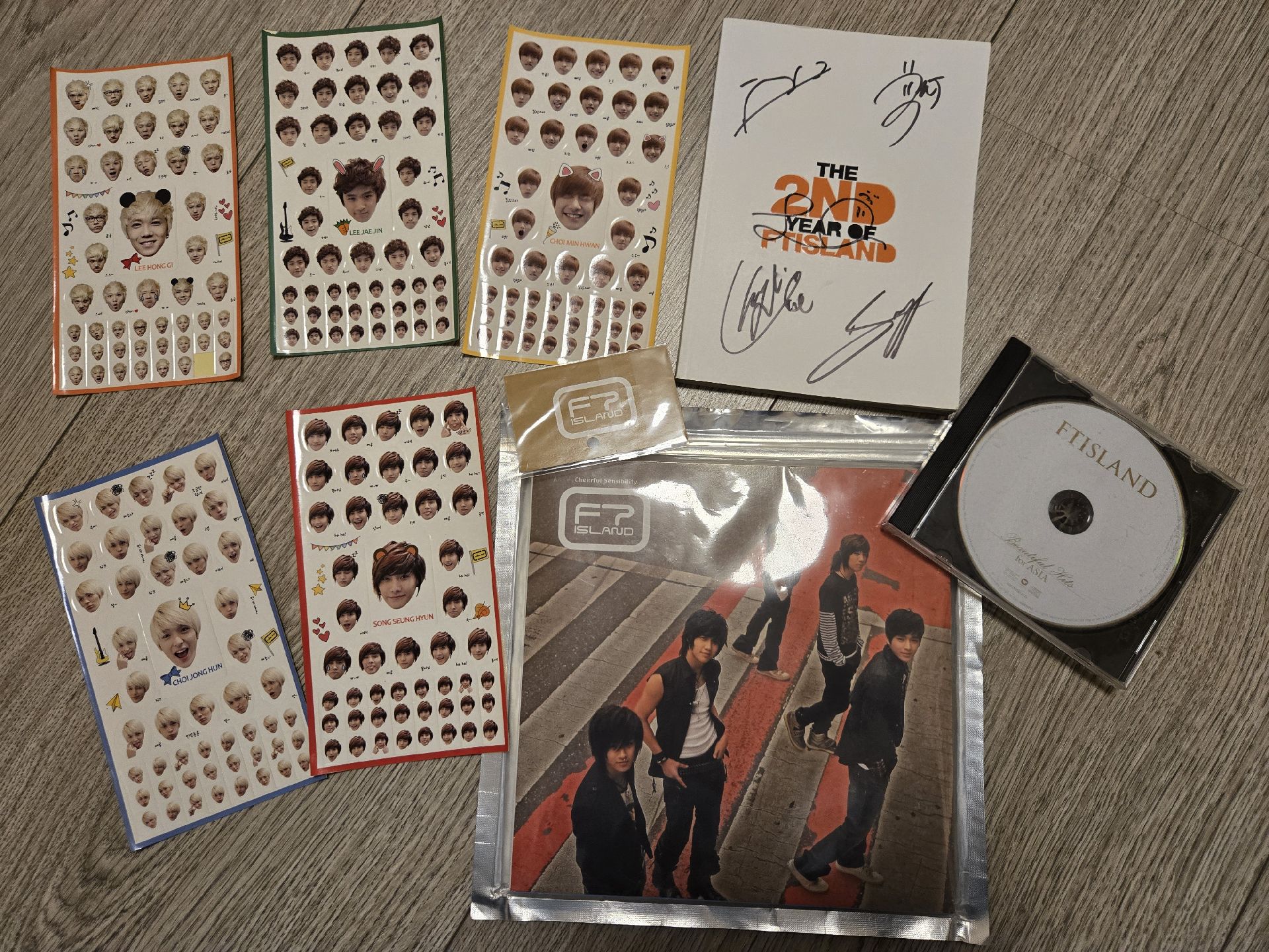 簽名寫真冊+首刷絕版專+官方貼紙組合，共4樣(如圖)