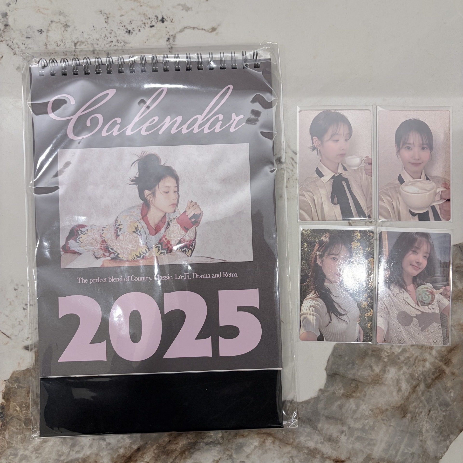 IU 2025桌曆（全新未拆）+小卡