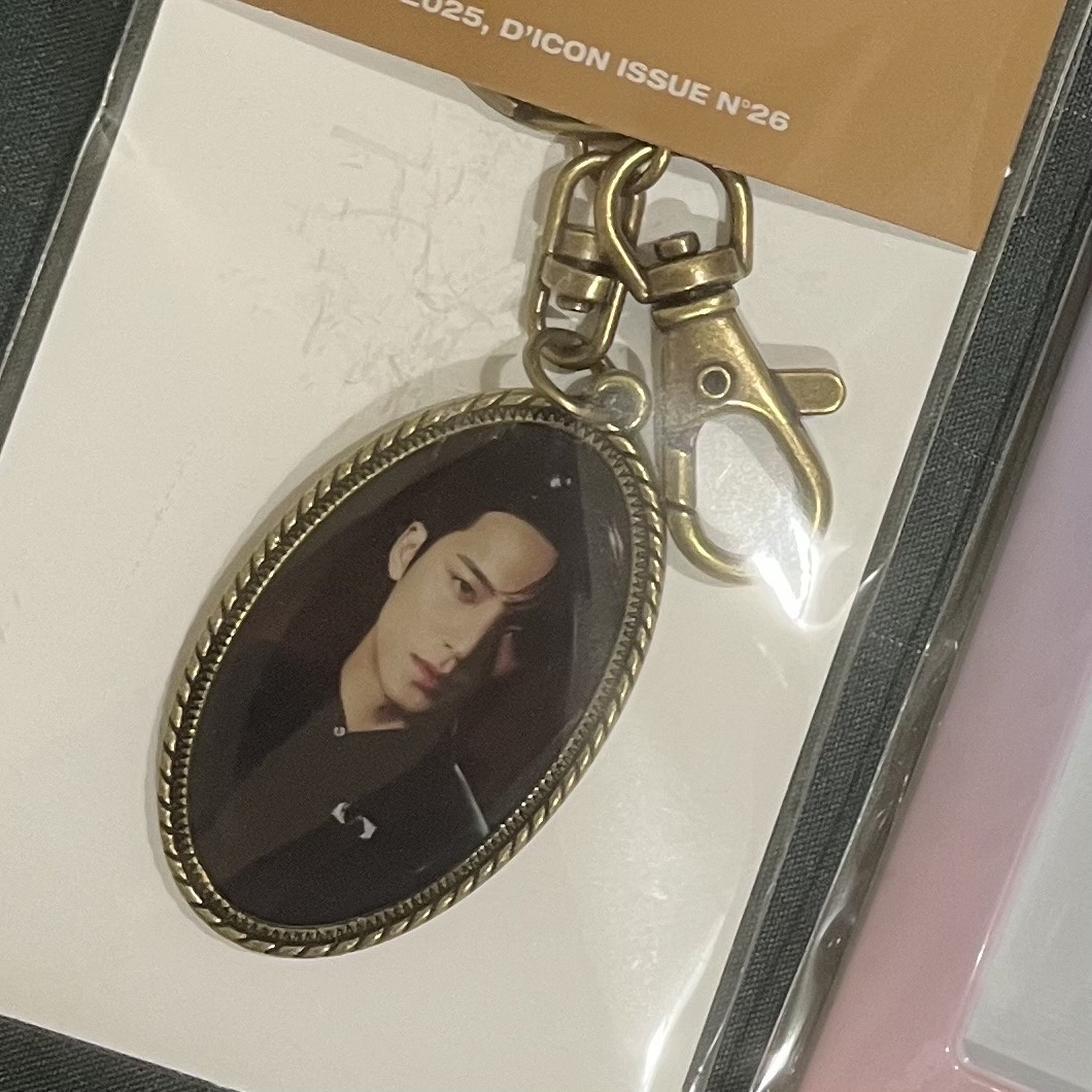 SEVENTEEN 奎 Dicon雜誌吊飾