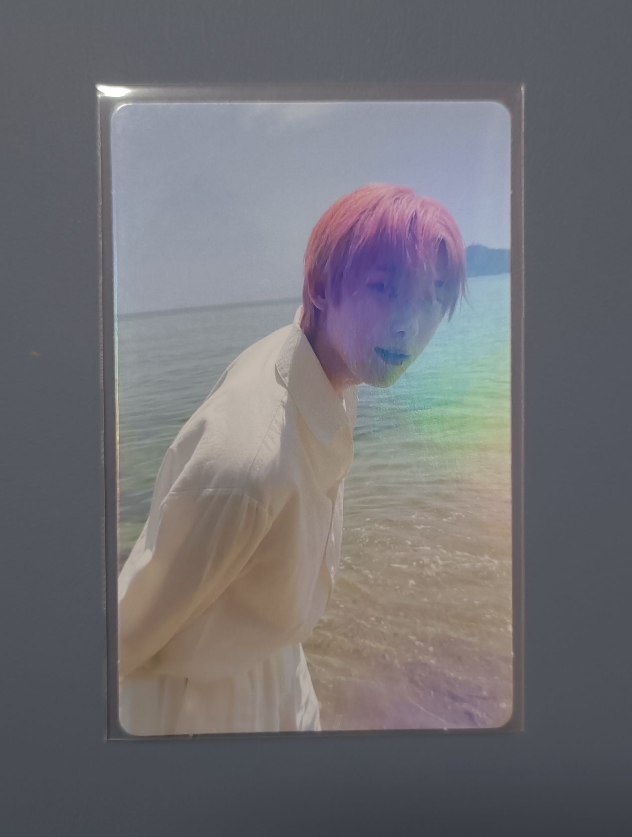 卡本身的膜是虹光的！