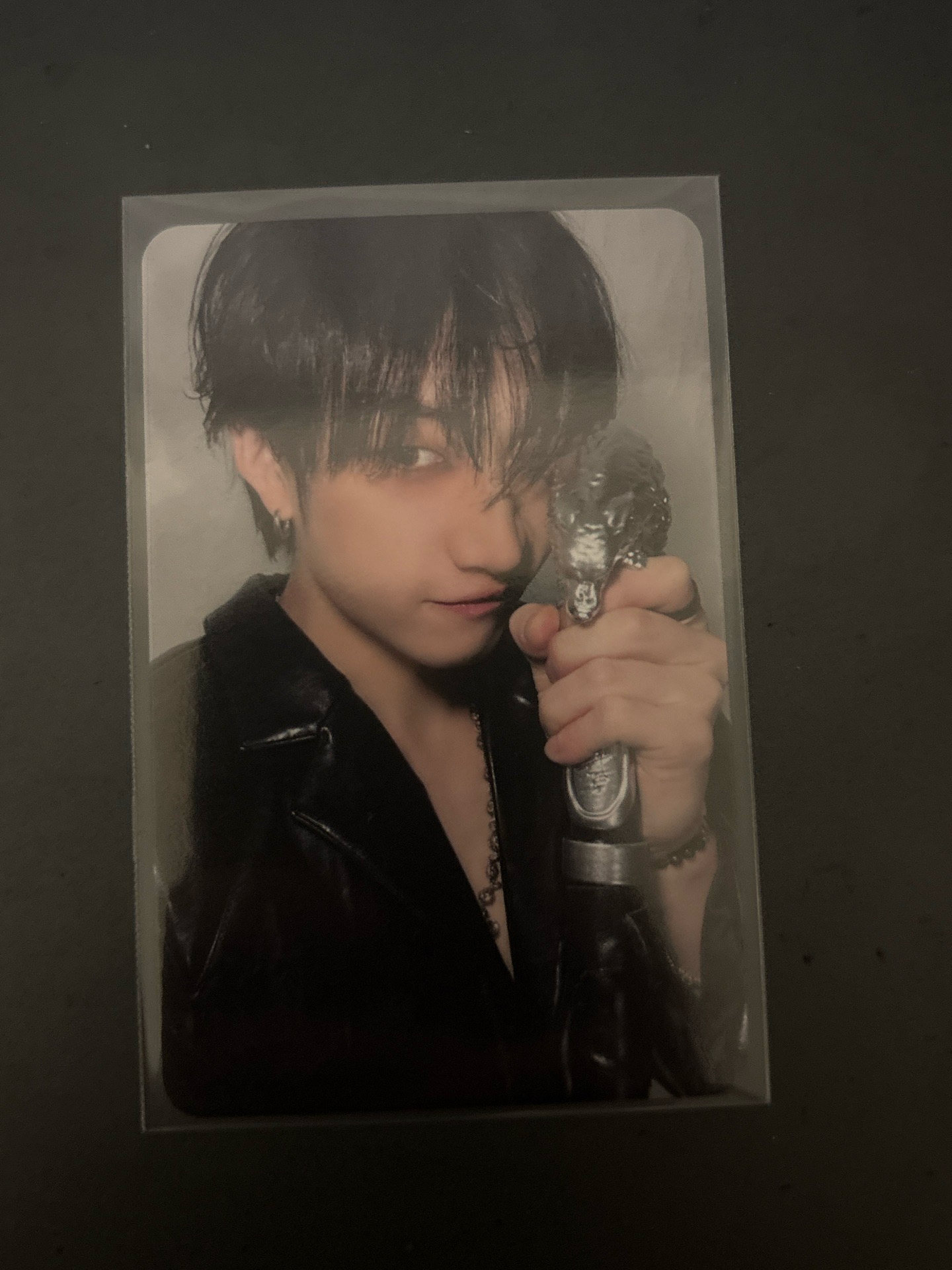 帥哥拿獎盃拍照