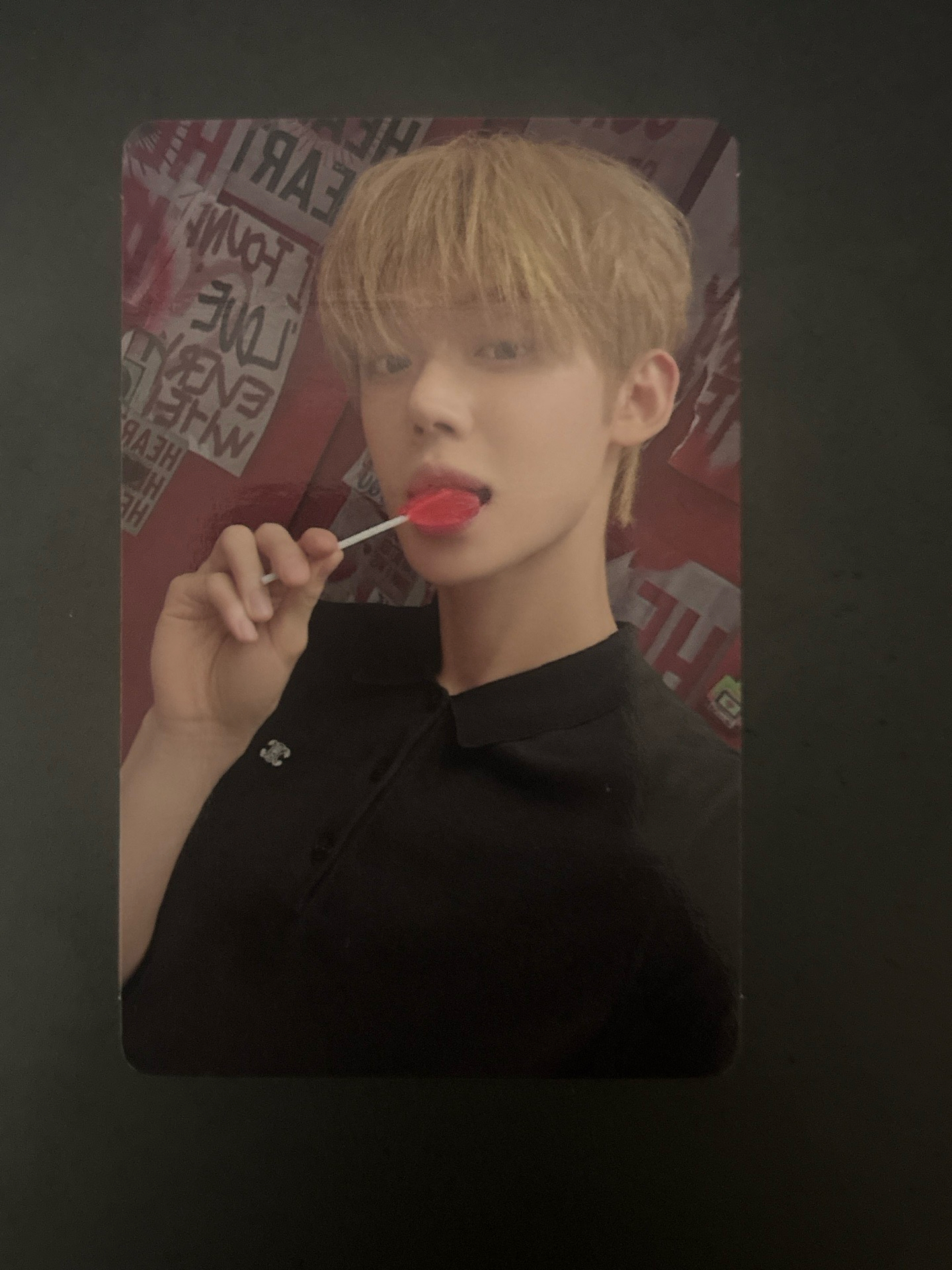 金髮帥哥吃棒棒糖