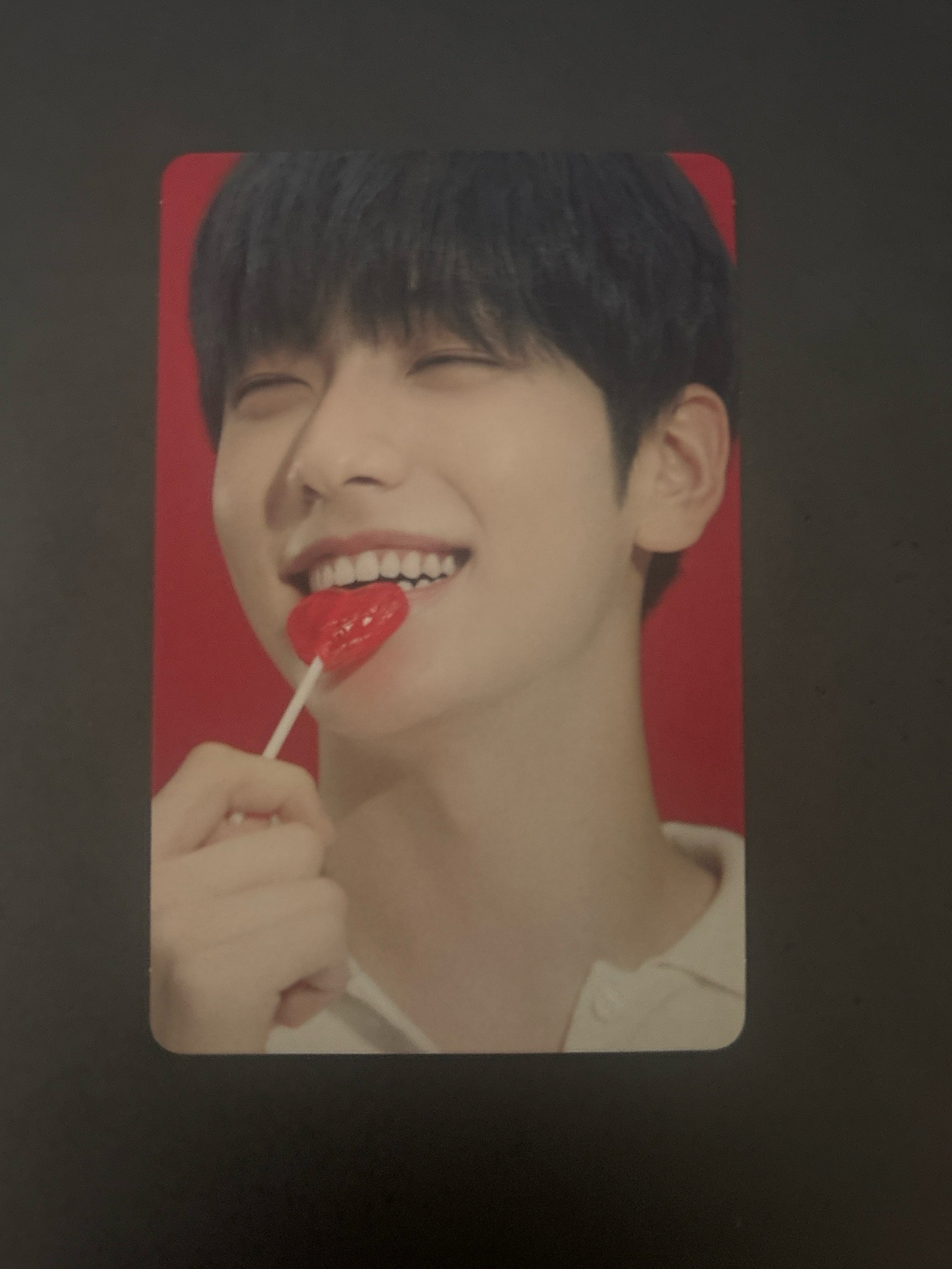 黑髮帥哥笑著吃棒棒糖