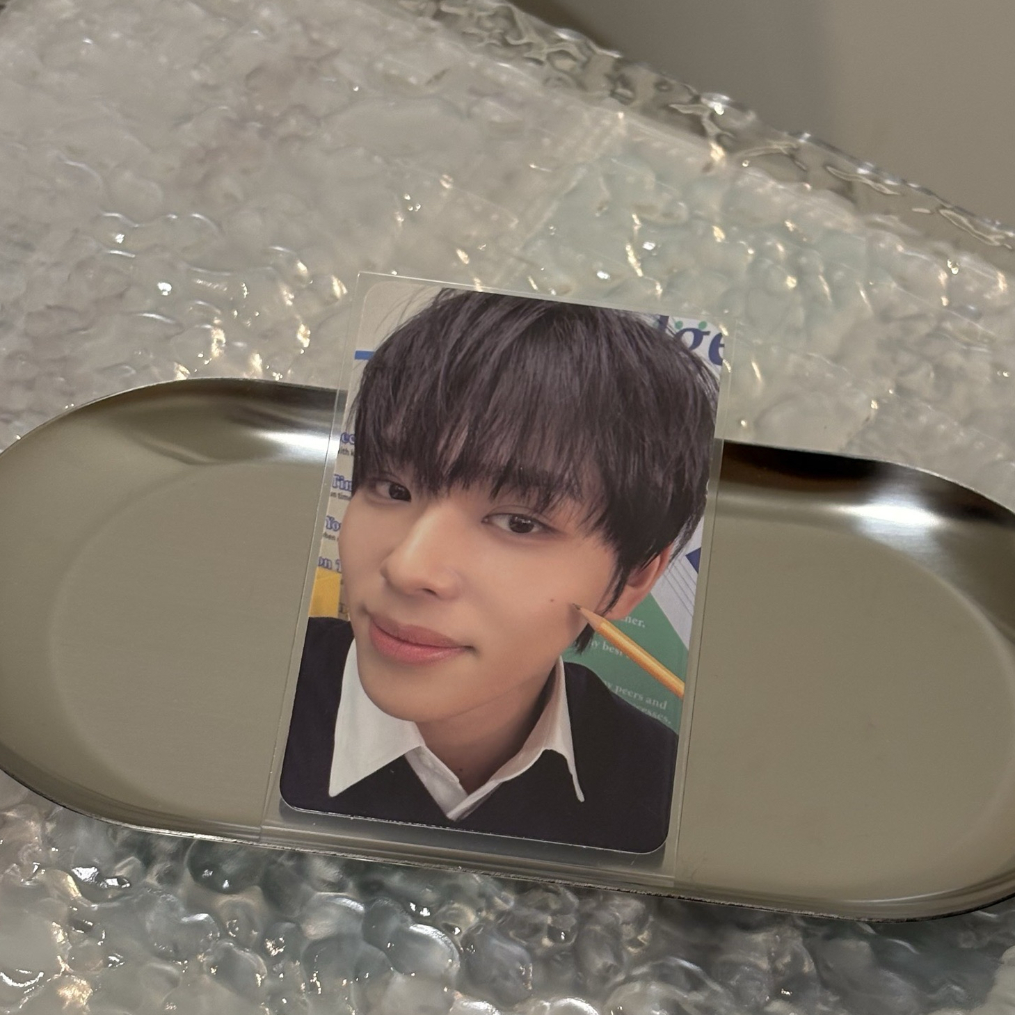 鉛筆戳臉頰要微微笑