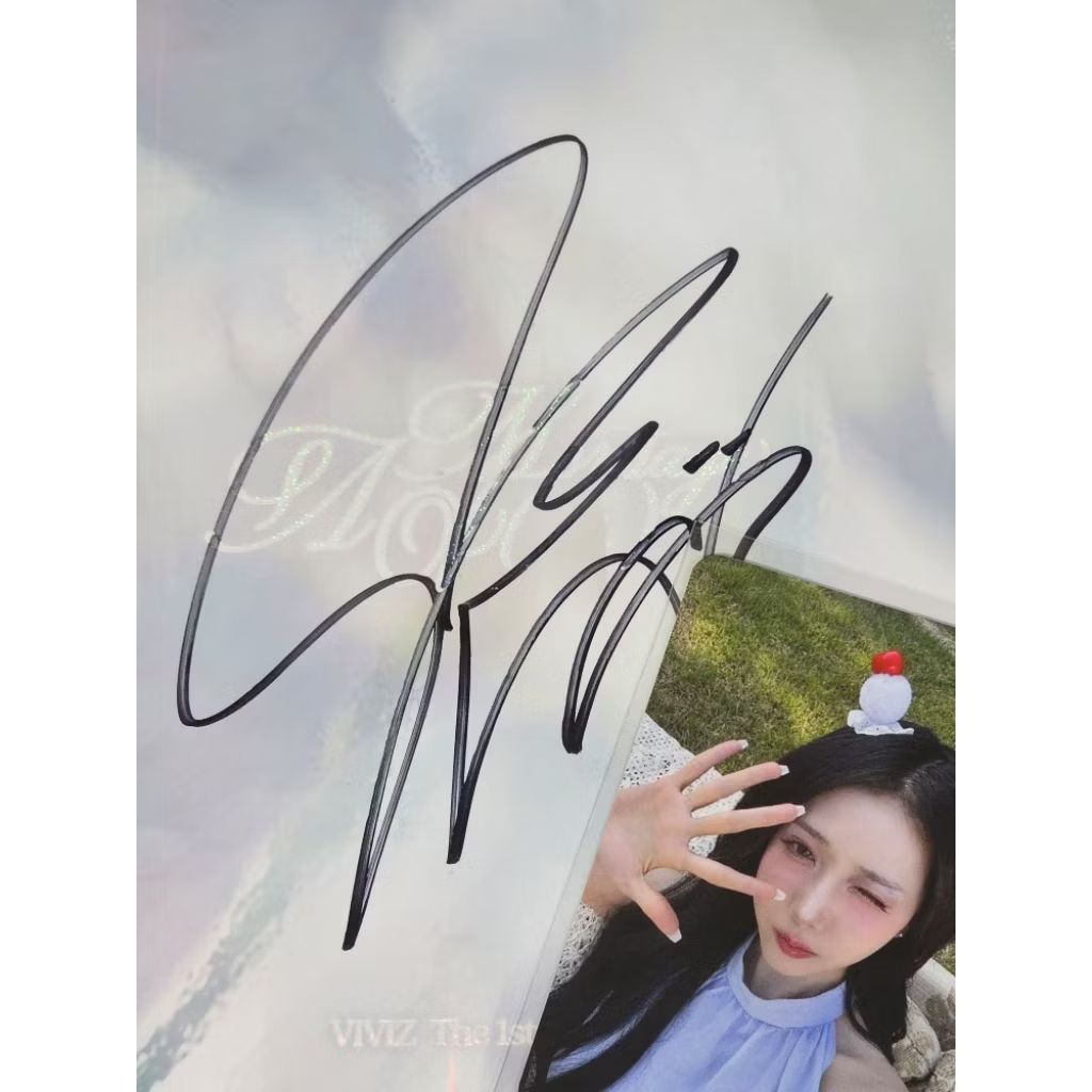 現貨【Hello82 簽專+1張特典卡】VIVIZ 簽名 💖 A Montage of ( ) 親簽 簽專