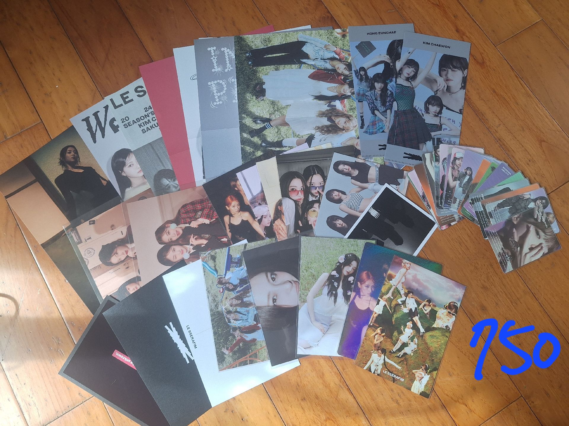 整圖：一些明信片、海報跟特典