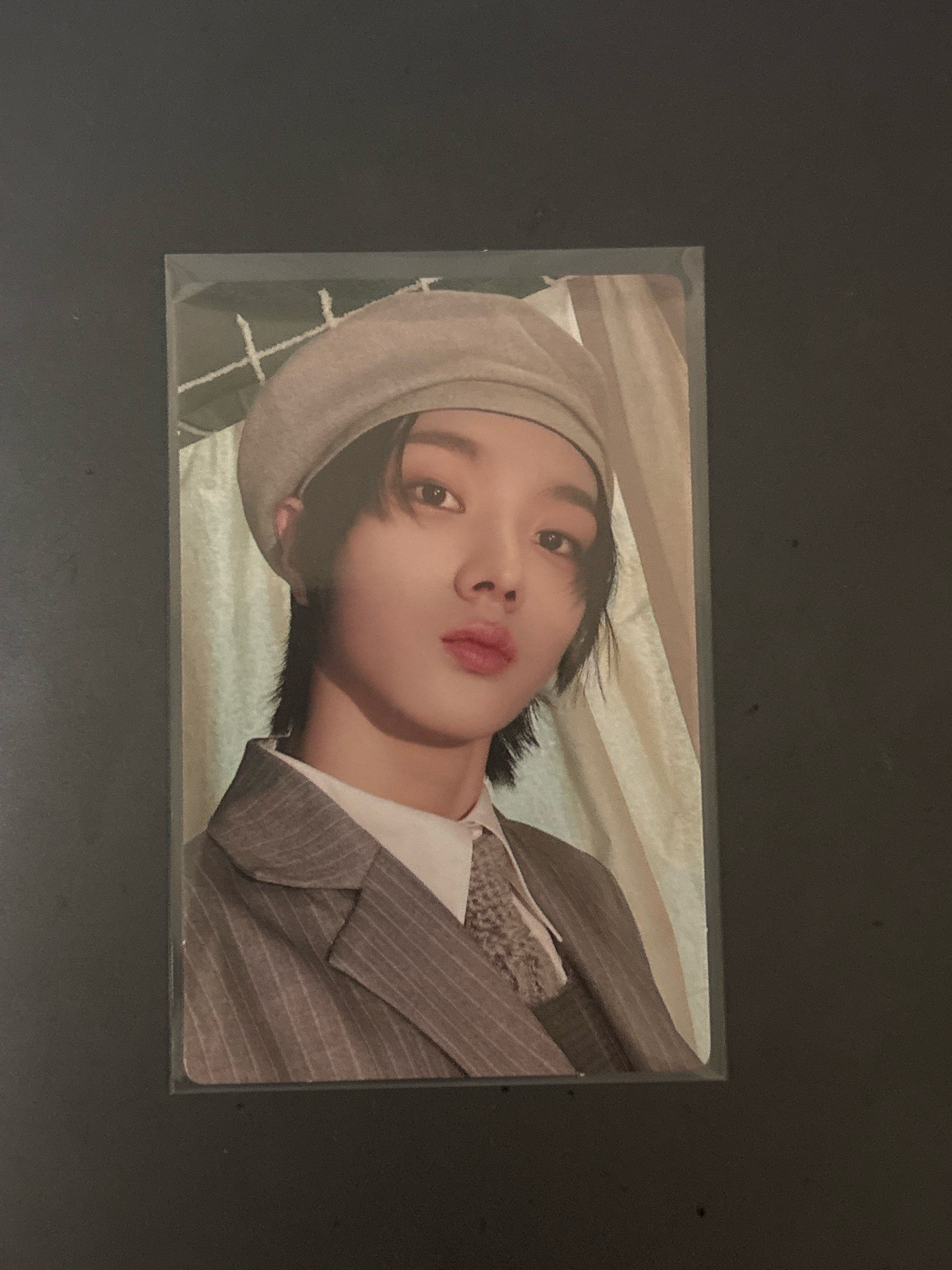 貝雷帽西裝帥哥（這是貝雷帽吧）