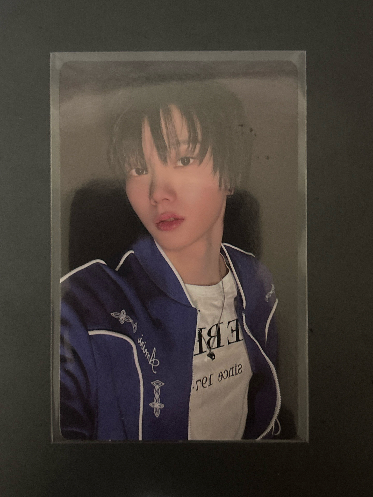 藍衣帥哥嘴角微張