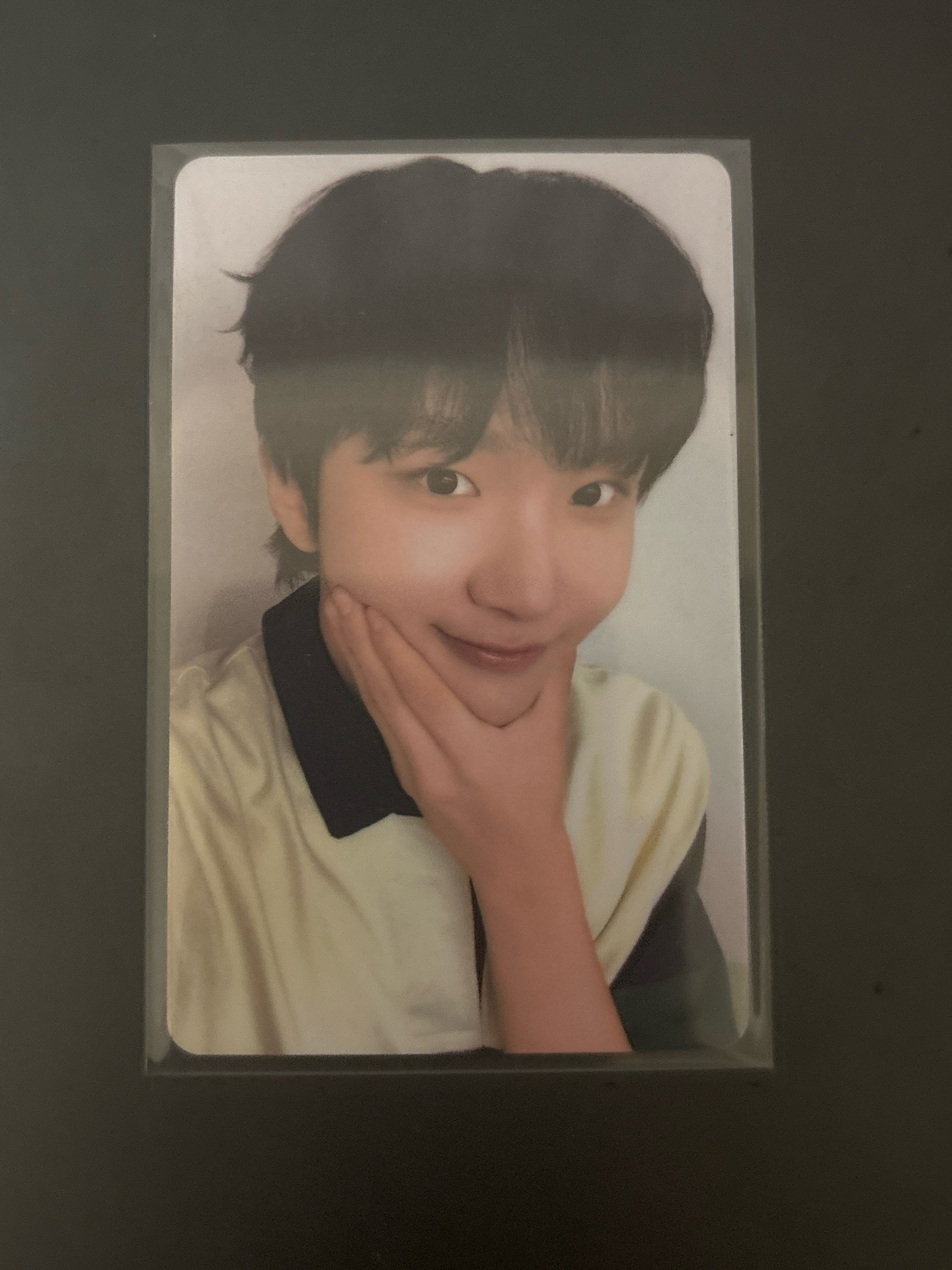 頭髮微翹帥哥托臉