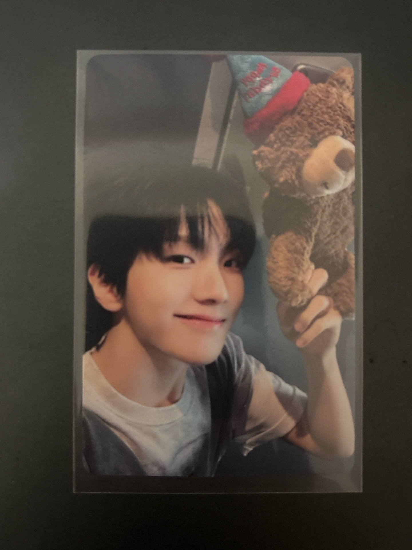 黑髮帥哥拿祝你生日快樂熊