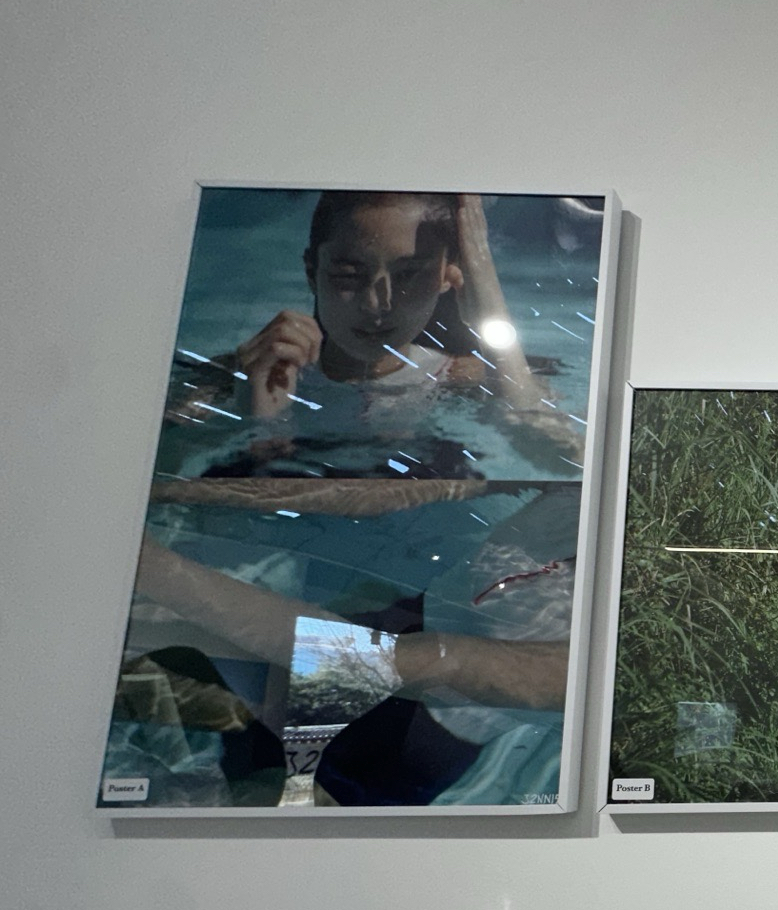 Jennie “J2NNI5”攝影展限定 珍妮出水海報A款