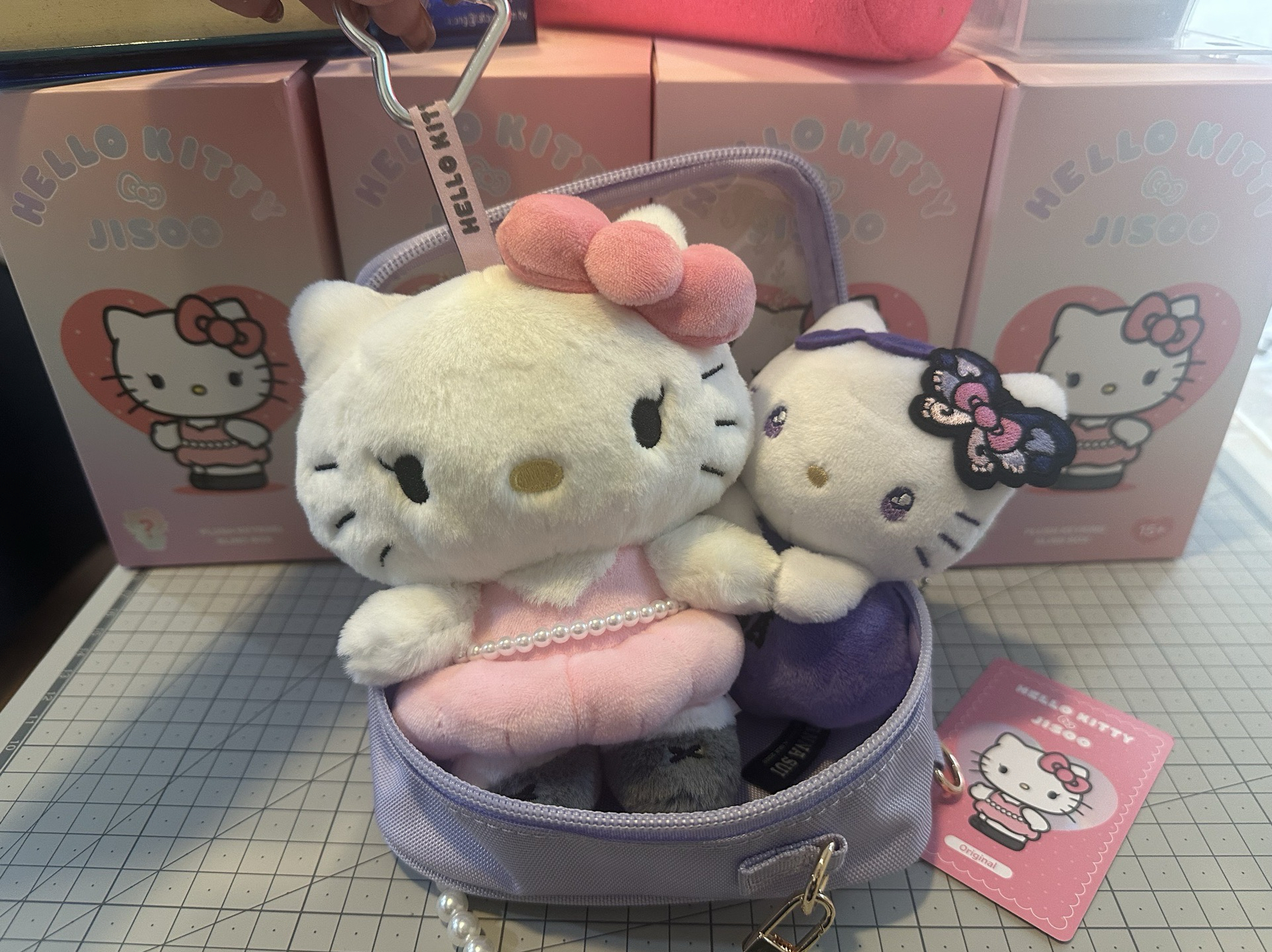 （現貨）Jisoo 聯名 Hello Kitty 盲盒凱蒂貓鑰匙圈