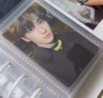 嚴浩翔台歷黑大衣