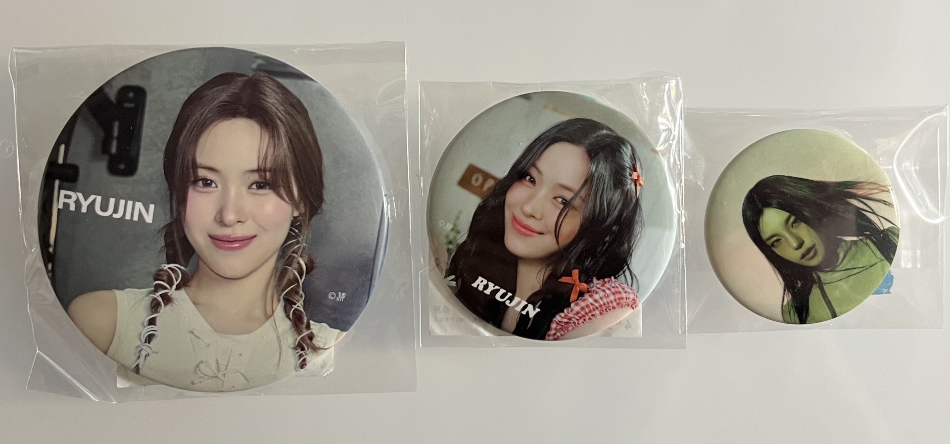 ITZY 留真 禮志 徽章