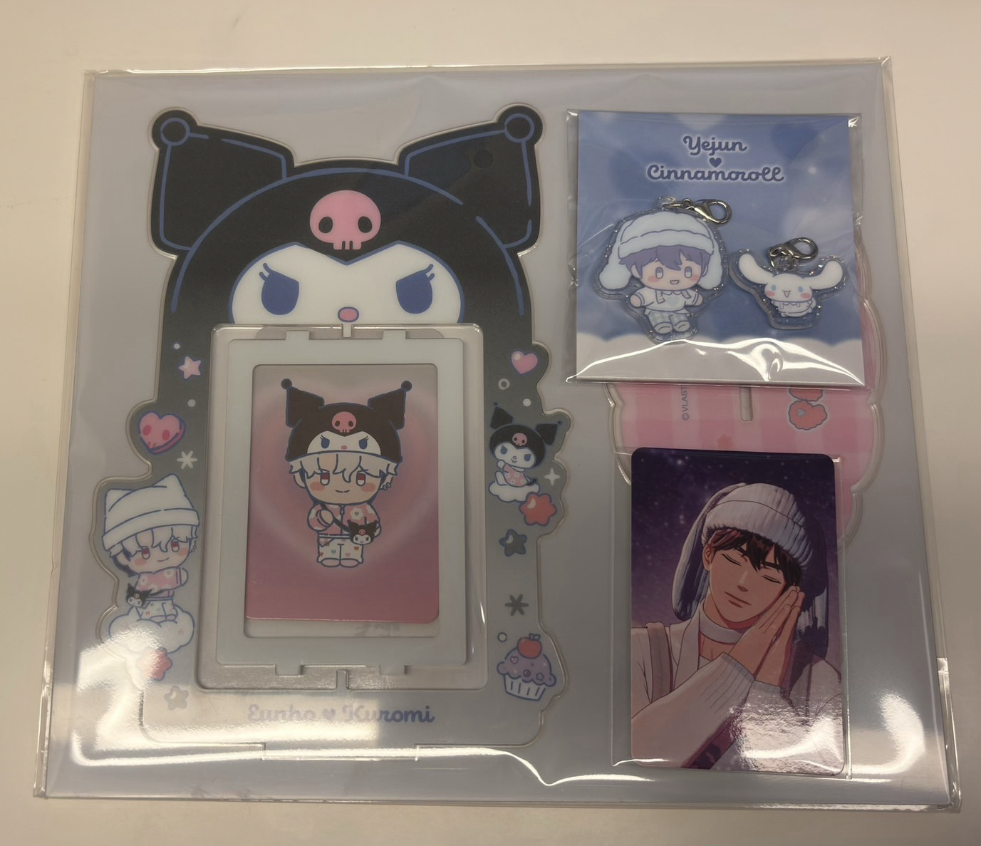 ❤️旋轉立牌+💙三麗鷗Q版吊飾+💙滿額卡 -銀虎 藝俊