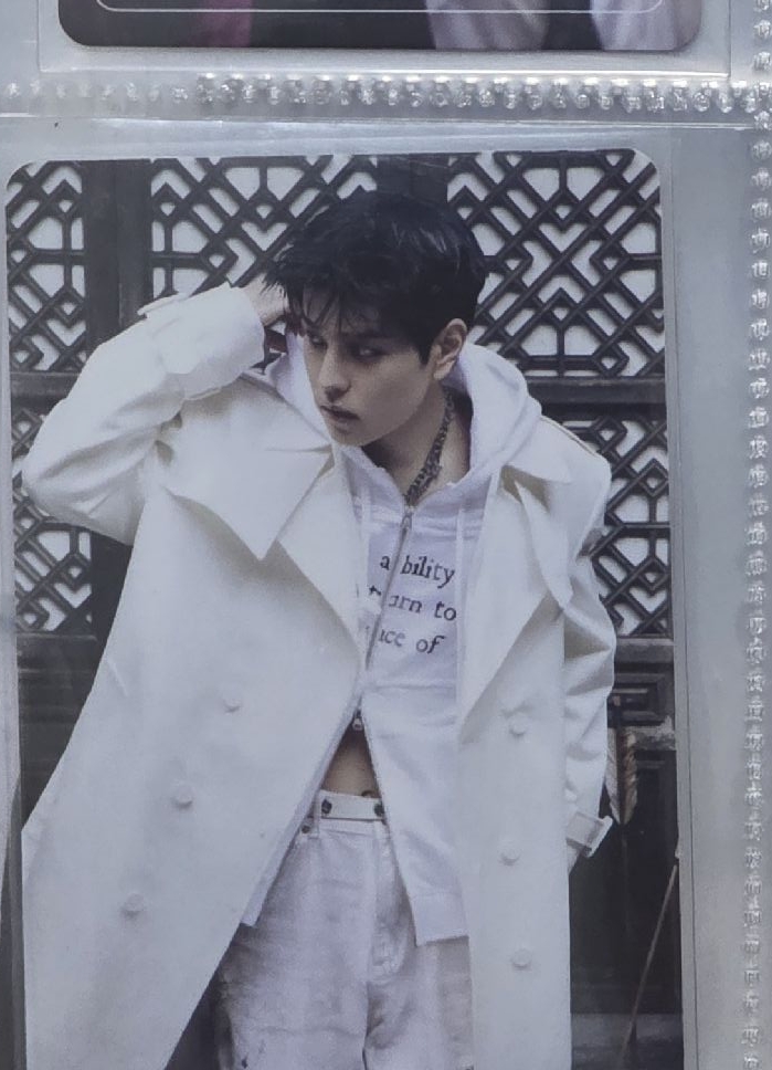 看看旁邊 摸個頭