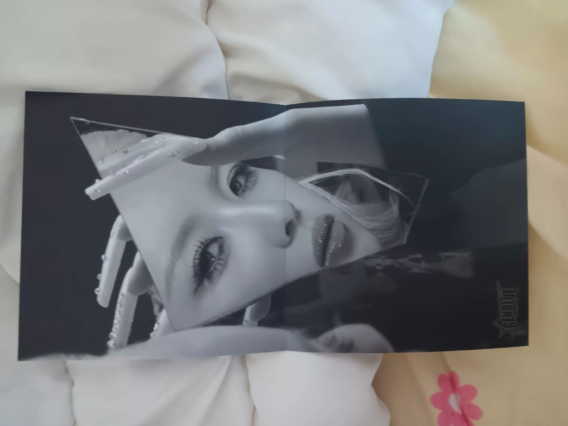 LILI專輯隨機海報