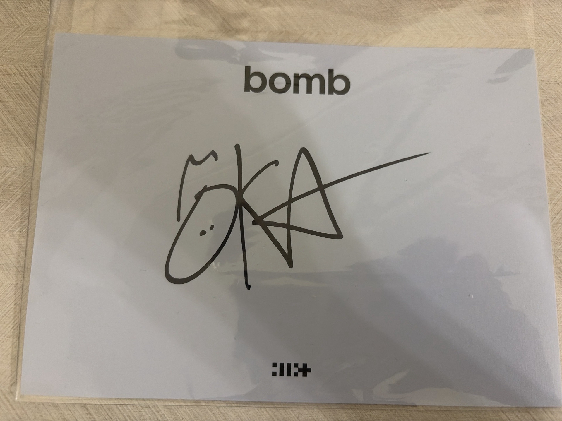 illit 萌花親簽 bomb版  not cute版