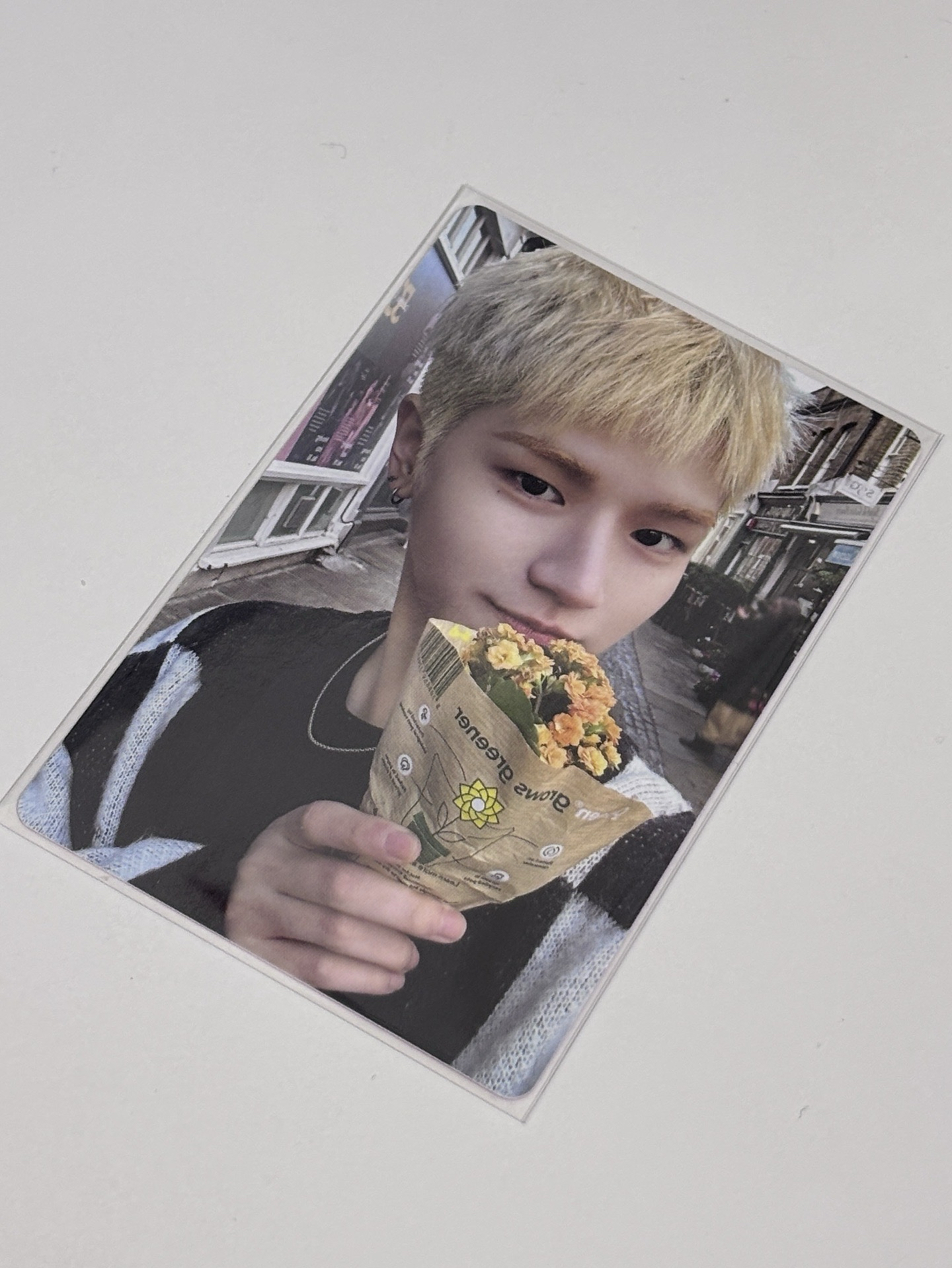 拿著鮮花在樓下等你