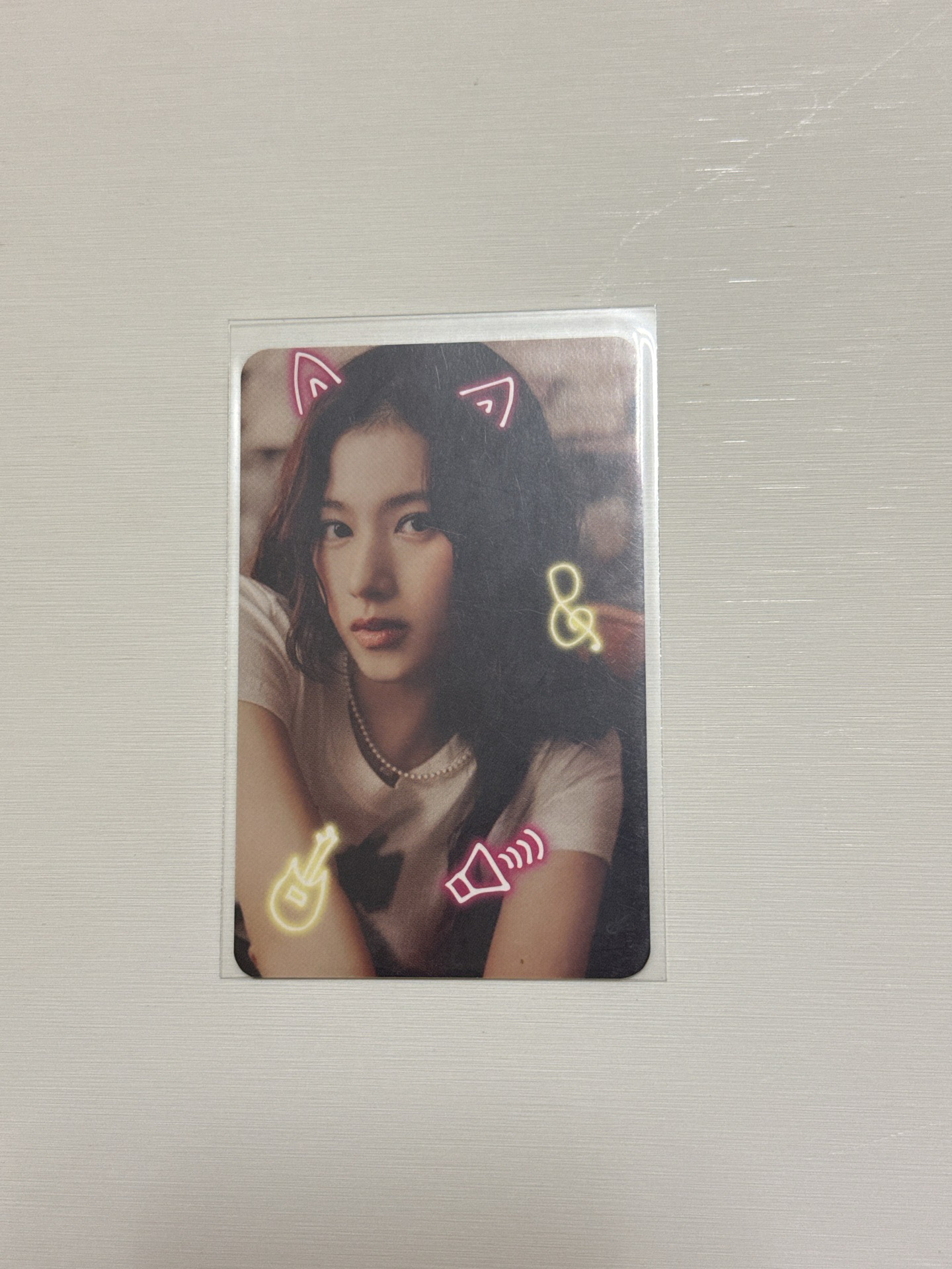 紗年曆卡 有小損（手上有小黑點，如圖）