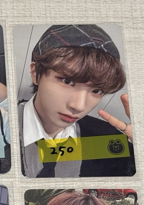 HOW? 愛豆驛站2.0 簽售卡 中背