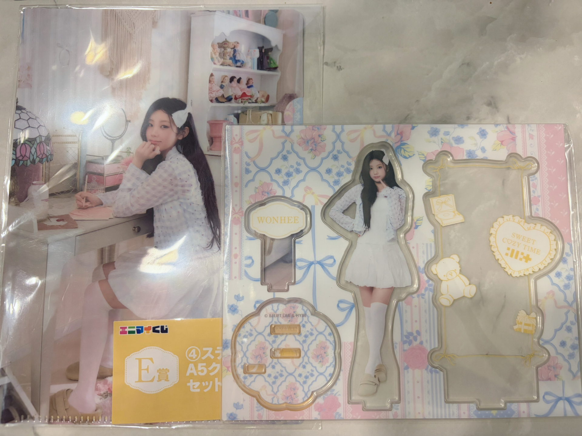 Illit 沅禧立牌+文件夾 一組一起賣 贈圖二