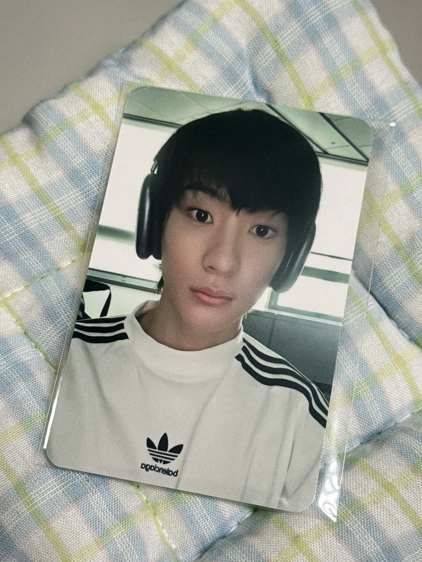 年幼的耳機燦榮