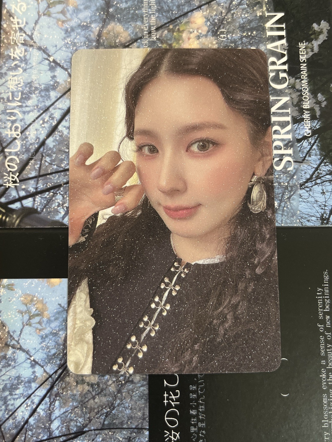 雜誌卡黑衣貓爪麵