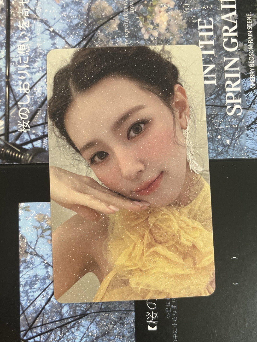 雜誌卡黃衣歪頭麵