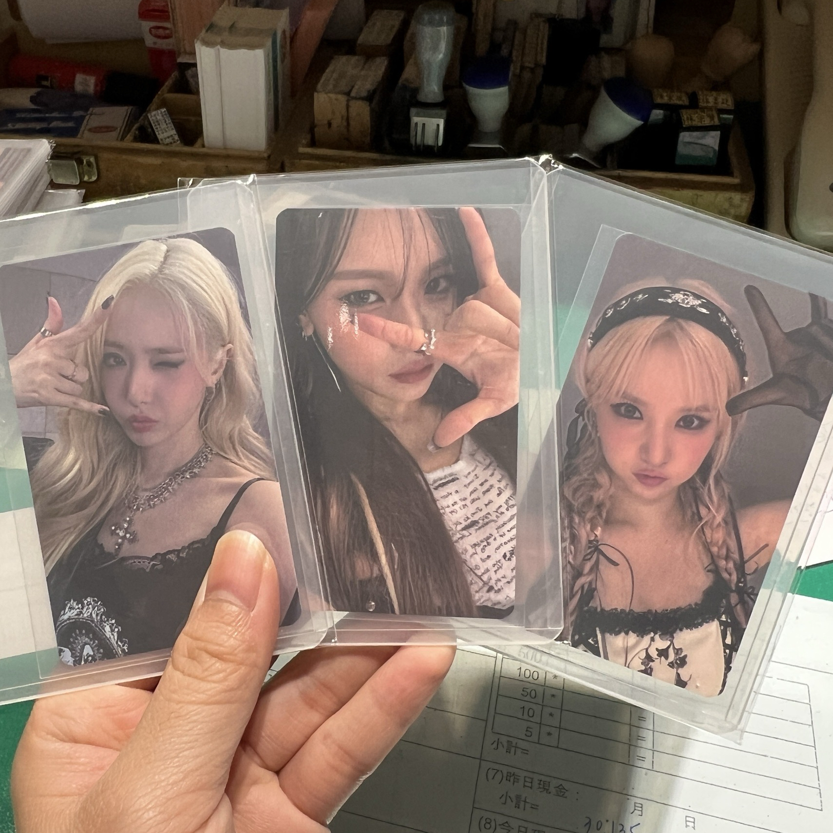 VIVIZ 迷你四 VERSUS JJMUZE簽售卡 銀河 信飛 嚴智