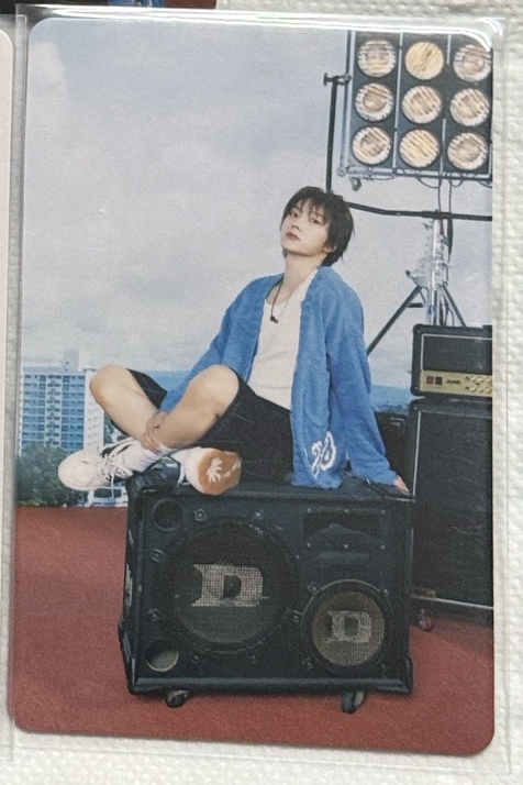 大哥抬下巴看我們