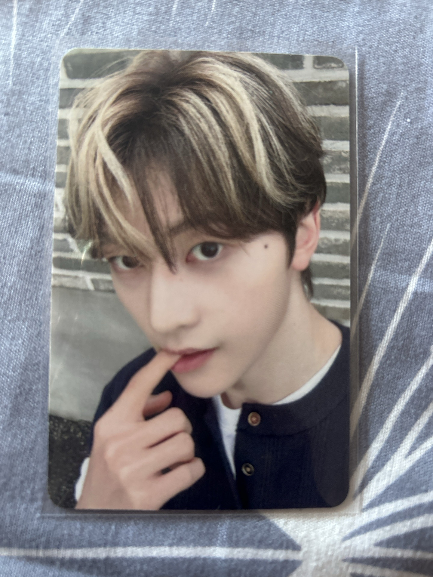 咬手指修（中背）