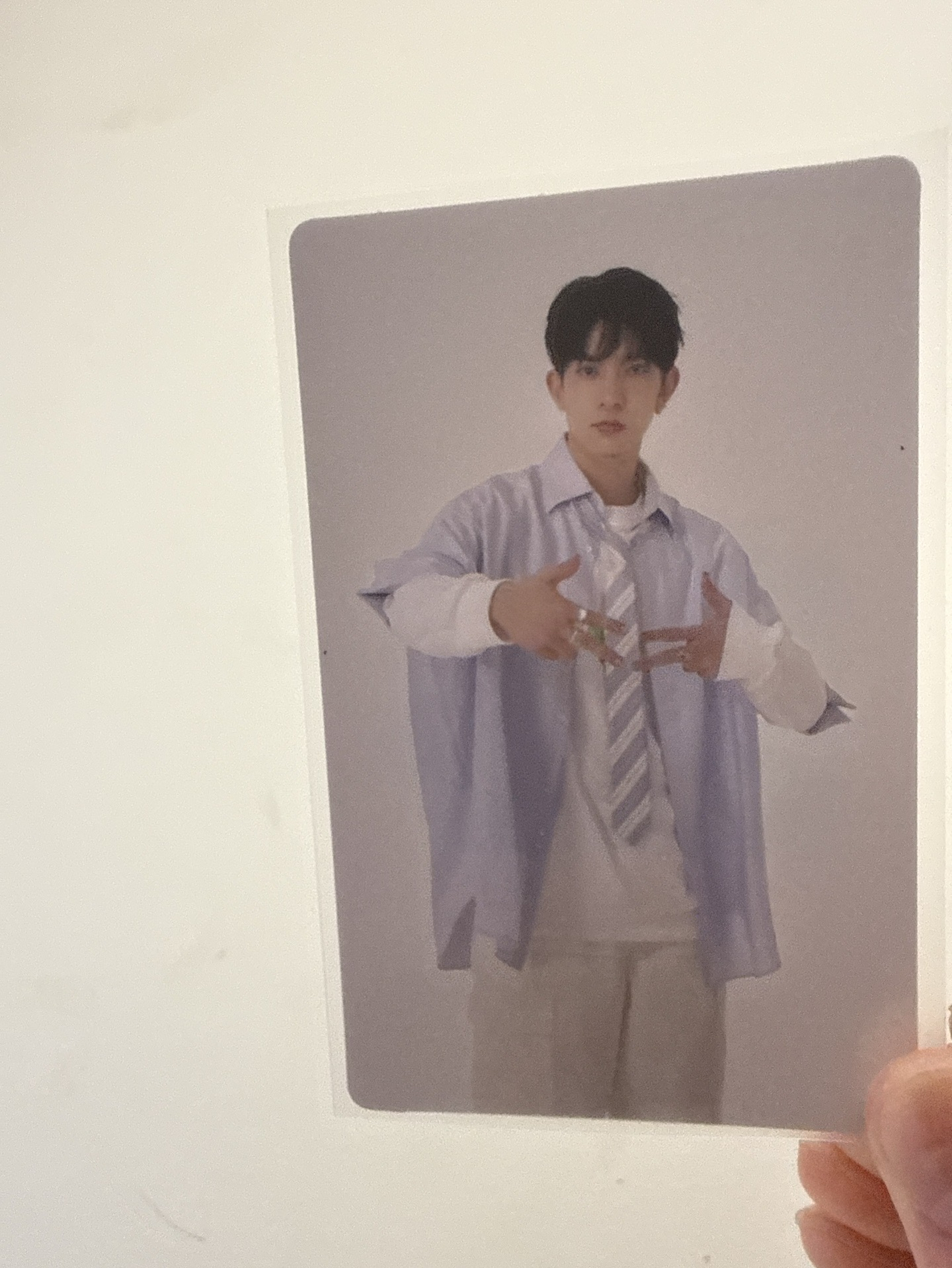 迷三專卡 兩手放胸前