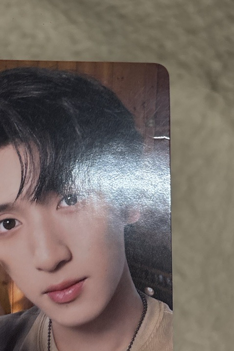 嚴浩翔 手套（背景有廠損，對光可見）