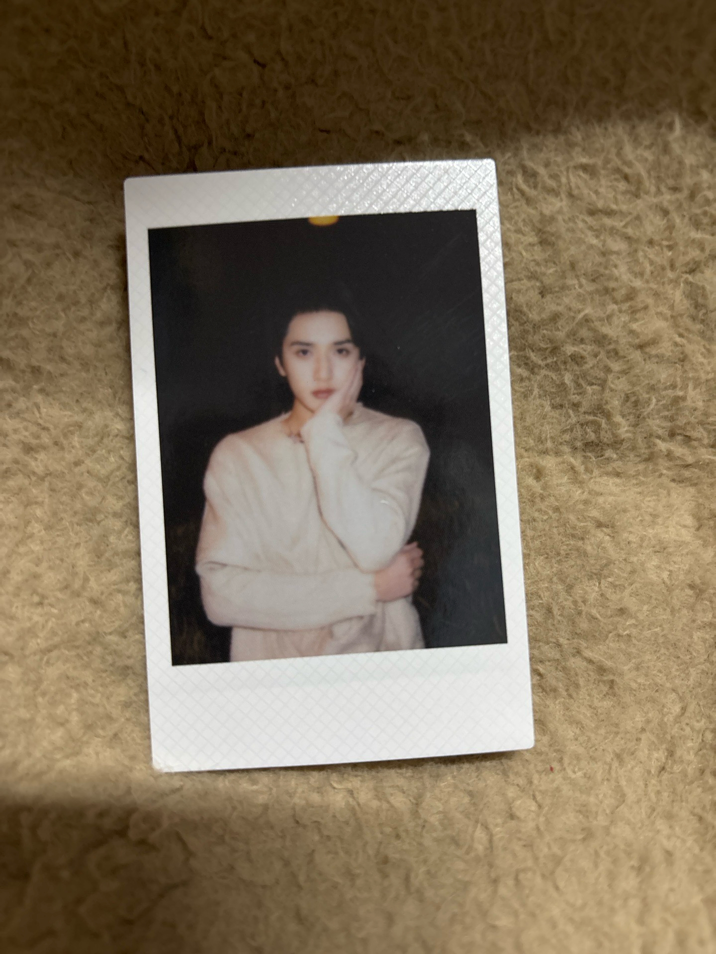 嚴浩翔 白衣托臉（背景有廠損，對光可見）