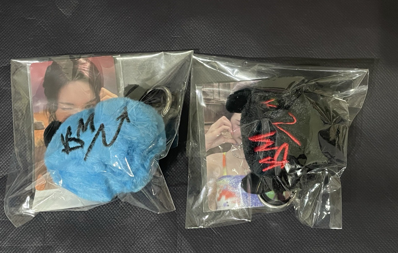 周邊 毛絨球吊飾 藍➕黑球 柒 CHIQUITA 