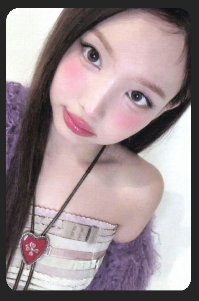 嘴唇微嘟皮帶衣娜