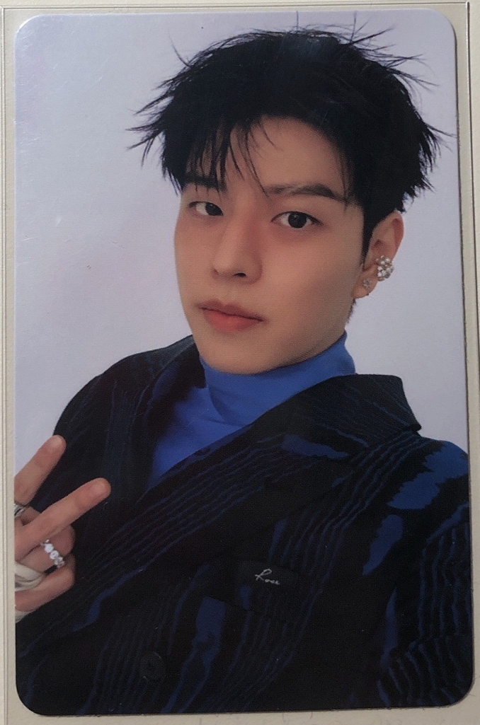 在炸毛邊緣的斷眉西裝狗