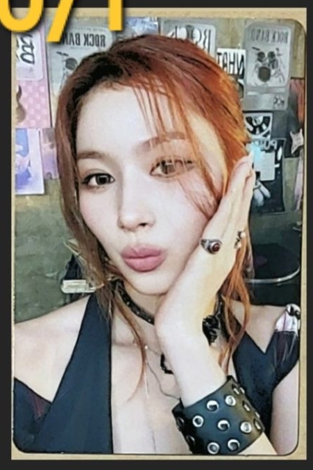 嘟嘴捧臉盤髮紗