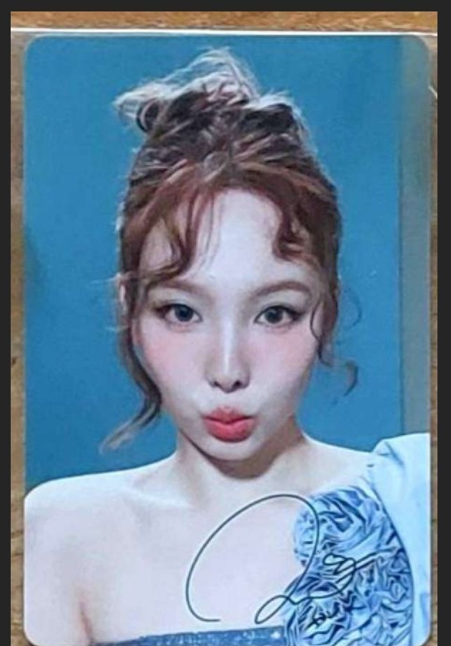 隱眼代言卡 包包頭嘟嘴