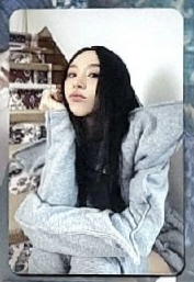 電子專固配 坐樓梯抱腿屈膝嘟嘴彩