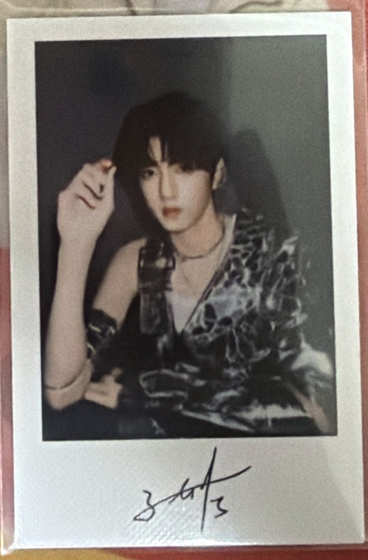 張桂源肆意路西法拍立得