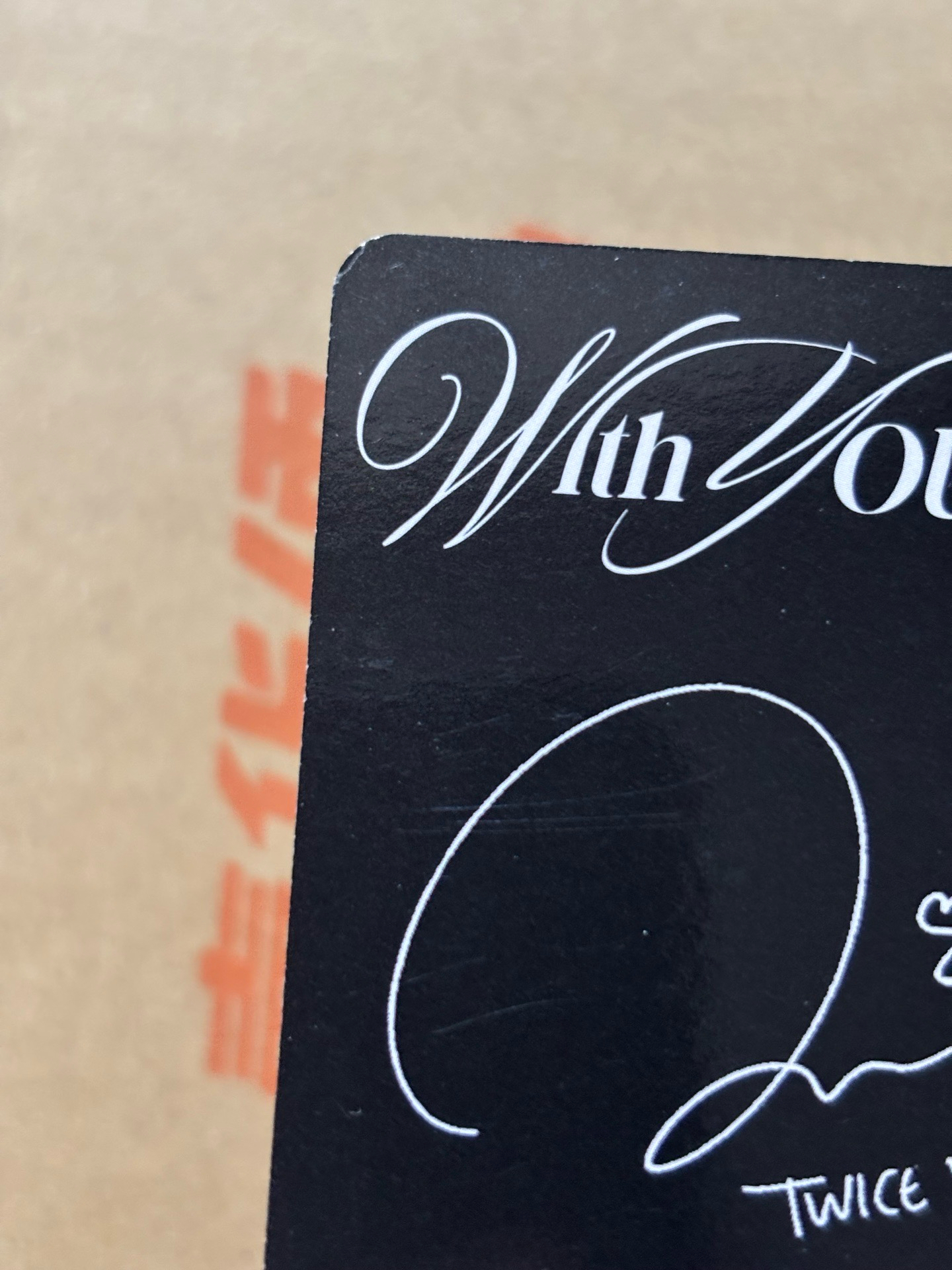 娜璉(左)背面有明顯瑕