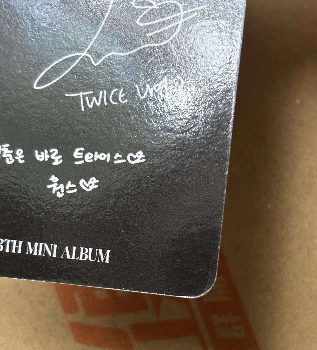 娜璉(左)背面微瑕