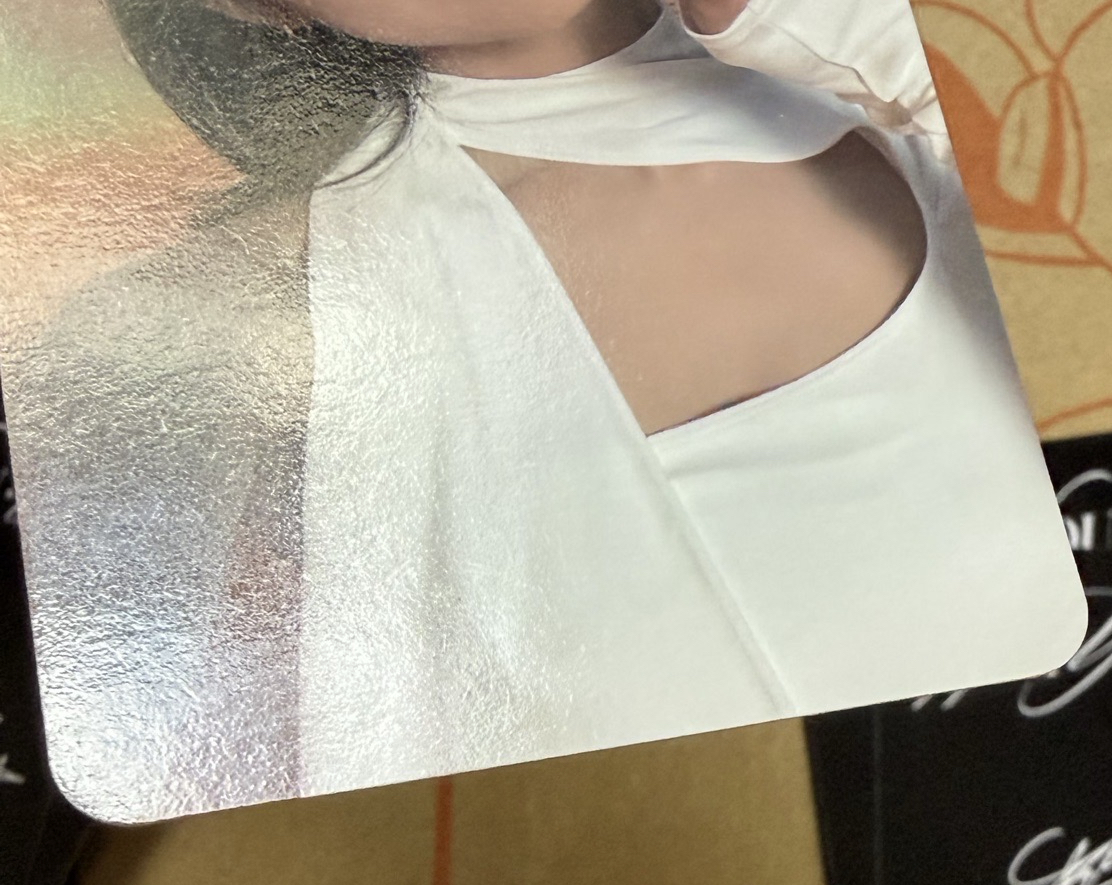 子瑜(右) 正面微瑕