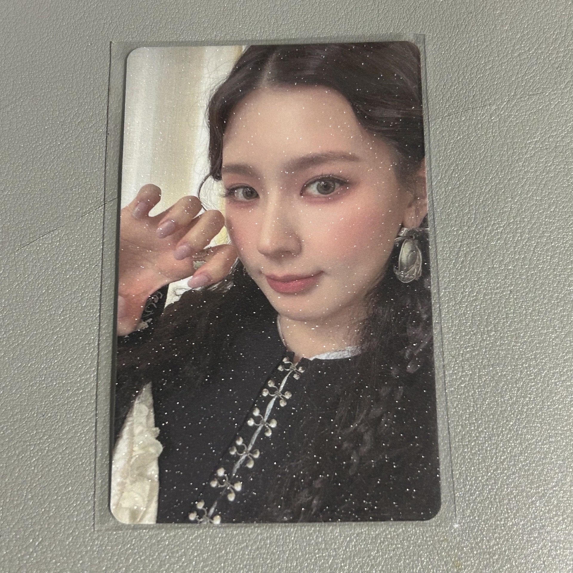 i-dle 雜誌卡黑衣貓爪麵